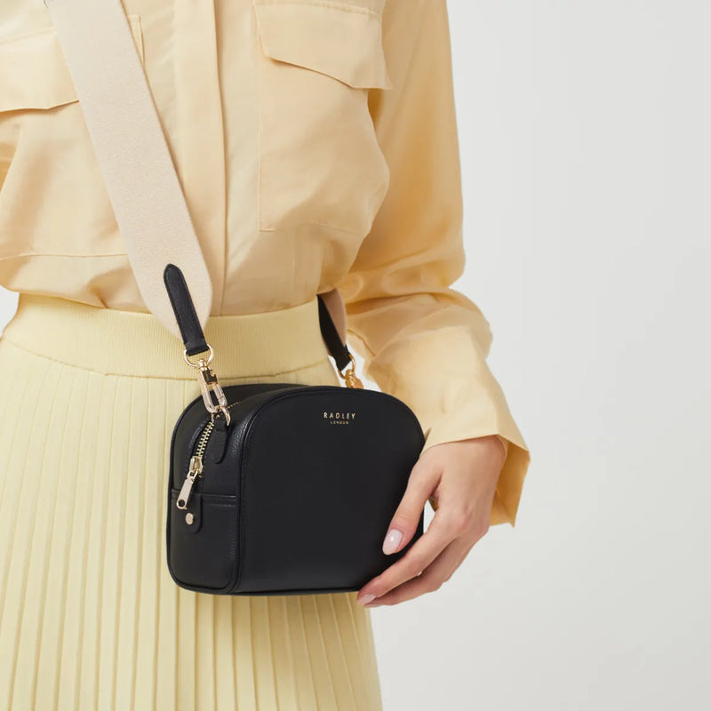 ArdenCrescent ZipAround Crossbody - Black