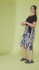 Geometrical Print Dress w Necklace - Black/white