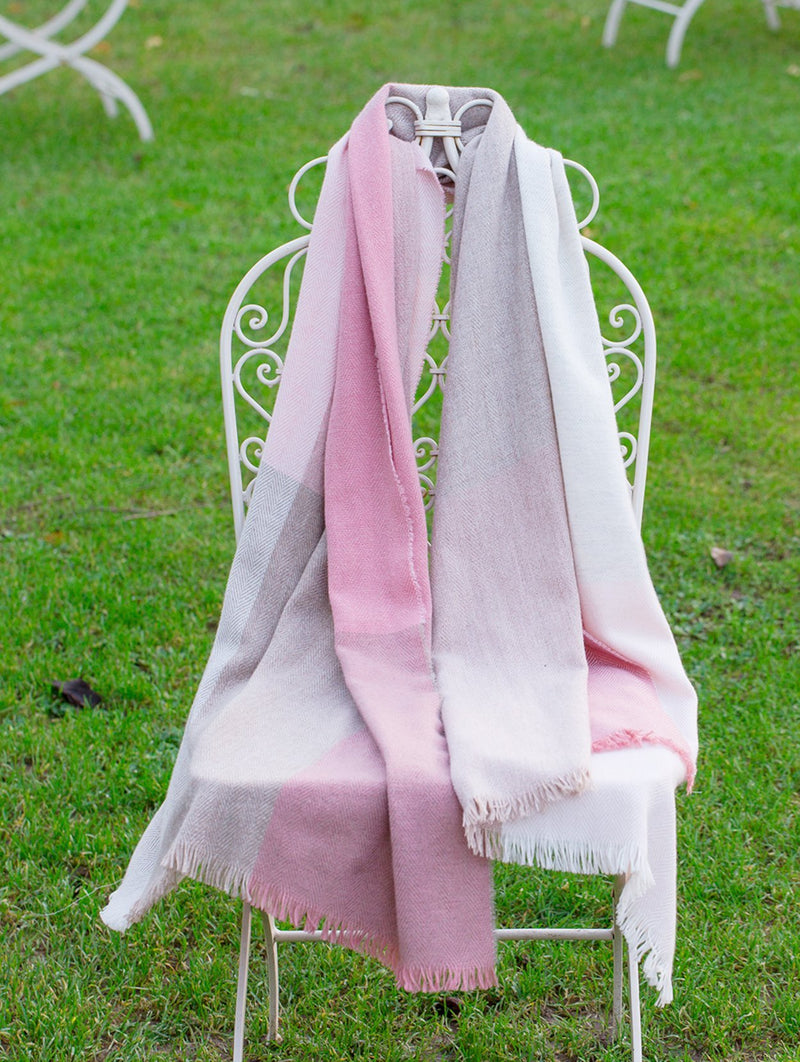 Gracie Stole - Lordy Pink